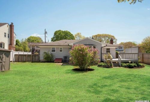 50 Arbour St, West Islip NY  11795-1015 exterior