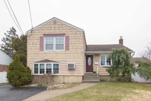 3600 Kenora Pl, Seaford, NY 11783-2719