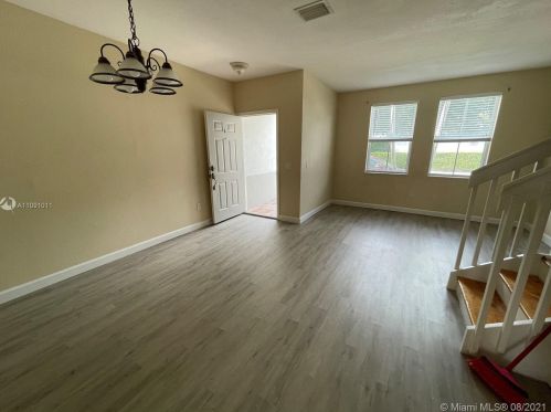 15780 40th St, Hollywood, FL 33027-4807