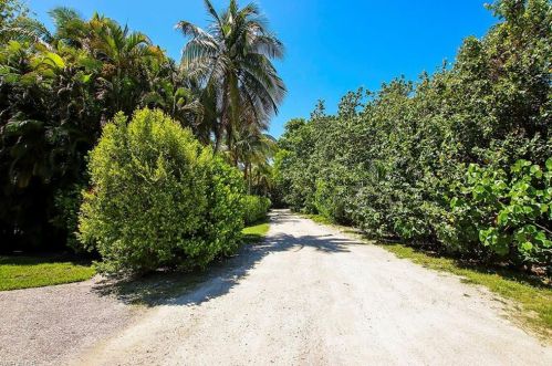 460 Sawgrass Pl, Sanibel, FL 33957-5403