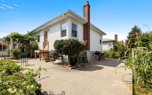 1727 Park Ave, New Hyde Park NY  11040-4057 exterior