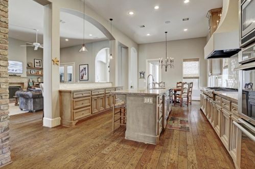 4921 Beech St, Bellaire, TX 77401-3405