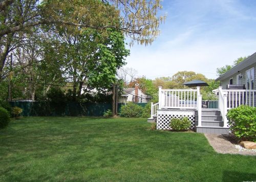 16 Avondale Dr, South Setauket NY  11720-2836 exterior