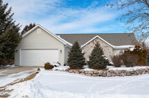 204 Market Ln, Chenequa, WI 53029-2453