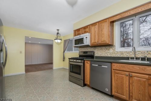31 Hillery Dr, Roxbury Township NJ  07836-9527 exterior