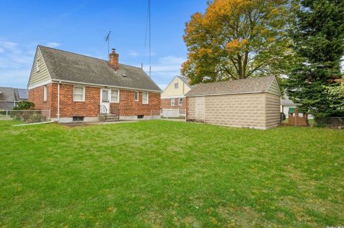 13 Berkshire Rd, Bethpage NY  11714-1025 exterior