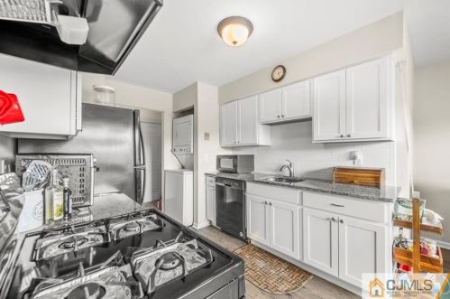 625 Sharon Garden Ct, Woodbridge, NJ 07095-4330