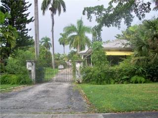 725 77th St, Miami, FL 33141-2207