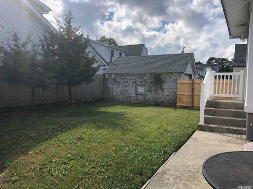 114 Clinton Ave, Bayshore, NY 11706-6422
