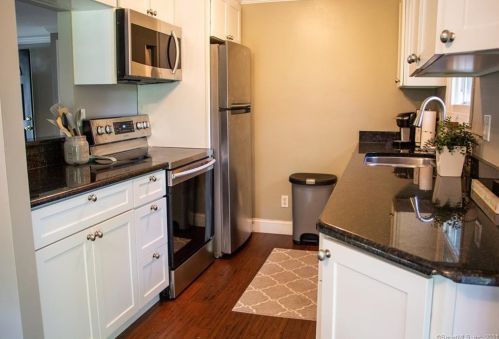 5 Kelsey Ave, Lyme CT  06371-1210 exterior