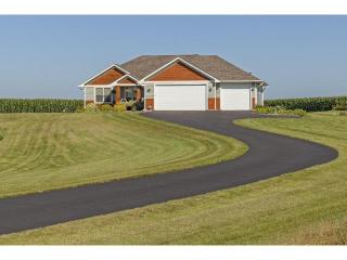 632 Roberts Ln, Hudson, WI 54016-7075
