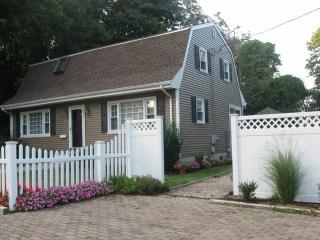 93 Congdon St, South Kingstown RI  02882-3725 exterior