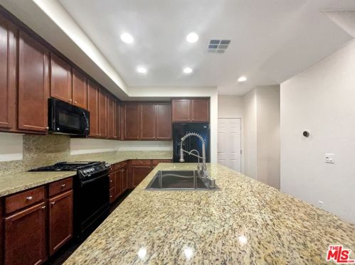 28647 Pietro Dr, Santa Clarita CA  91354-2699 exterior