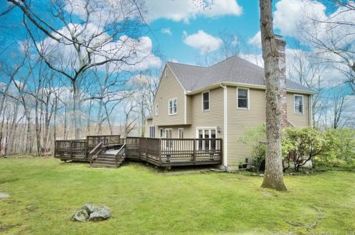 97 Coventry Ln, Bridgeport, CT 06611-1000