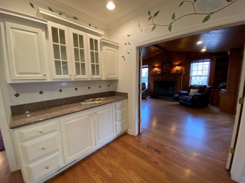 1947 Glen Oaks Ln, Thiensville WI  53092-2903 exterior