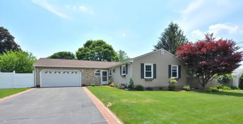 58 Meadowcrest Dr, Cumberland, RI 02864-6425