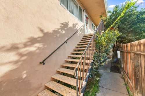 3032 7th St, Long Beach, CA 90804-4905