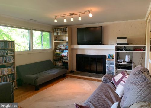 6308 Beachway Dr, Falls Church, VA 22044-1509
