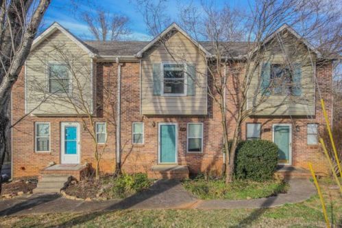 634 Shadywood Ln, Knoxville, TN 37923-6109