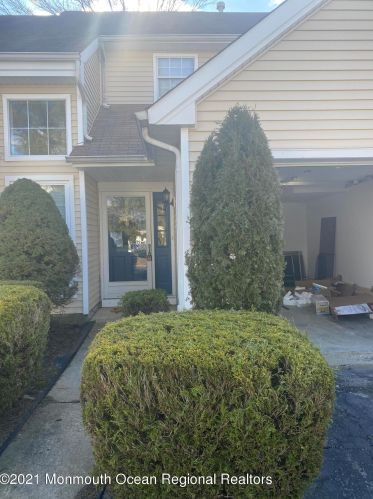 158 Daisy Dr, East Freehold, NJ 07728-4081
