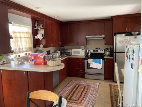 136 Bishop Rd, Babylon NY  11704-5246 exterior