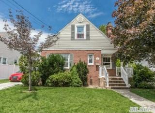 1035 Archer Pl, North Baldwin, NY 11510-3605