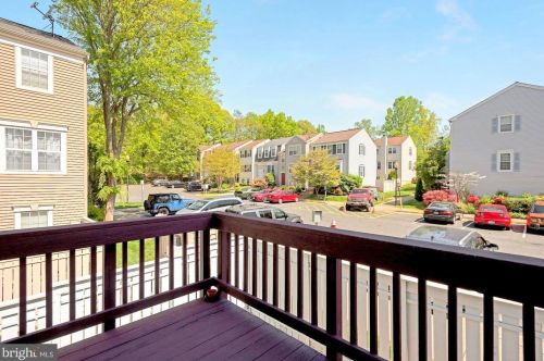 2376 Hunters Square Ct, Herndon VA  20191-2818 exterior