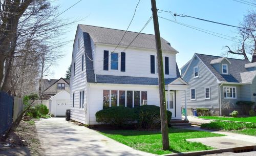 92 Willow St, Floral Park, NY 11001-3440