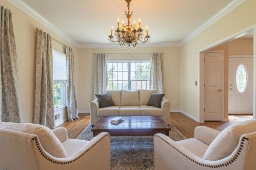 9 Kosakowski Dr, Greystone Park, NJ 07950-1978