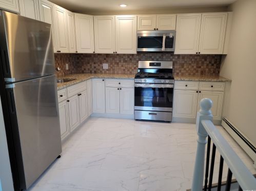 72 Cherry Ave, West Sayville NY  11796-1214 exterior