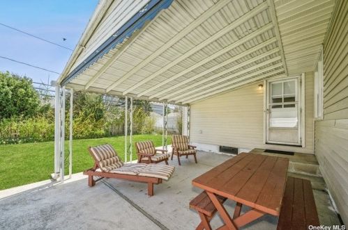 151 Pollok Pl, Hicksville NY  11801-2220 exterior