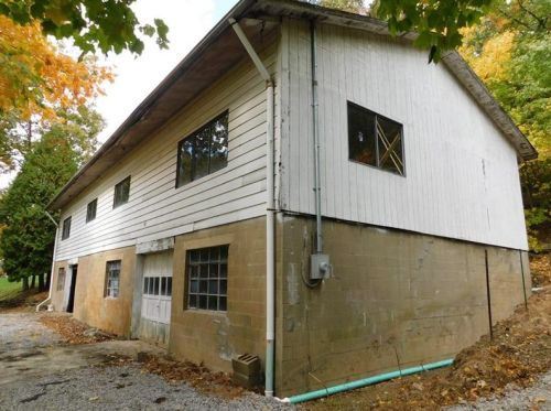 3369 Milligantown Rd, New Kensington, PA 15068-7113