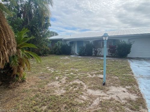 826 Gardenside Ct, Lehigh Acres, FL 33936-7000