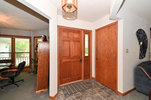 21820 Broadale Dr, Waukesha, WI 53146-1901