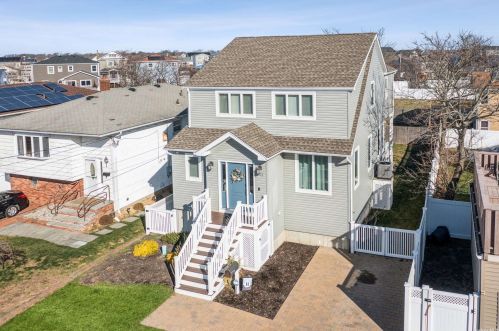 11 Sheridan Rd, Babylon, NY 11702-4112