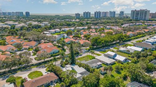 657 91 Ave, Naples FL 34108-2424 exterior