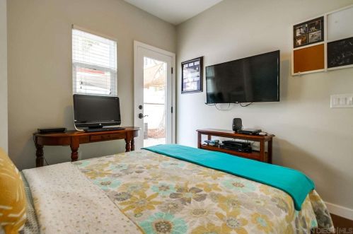 1760 La Playa Ave, San Diego CA 92109-6526 exterior