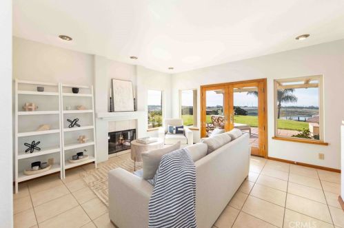 4565 Sea Bluff Cir, Carlsbad CA  92008-3671 exterior