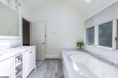 77 Fountain Dr, Skyline Lakes NJ  07456-2406 exterior