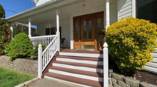 45 Crystal Beach Blvd, Moriches, NY 11955-1909