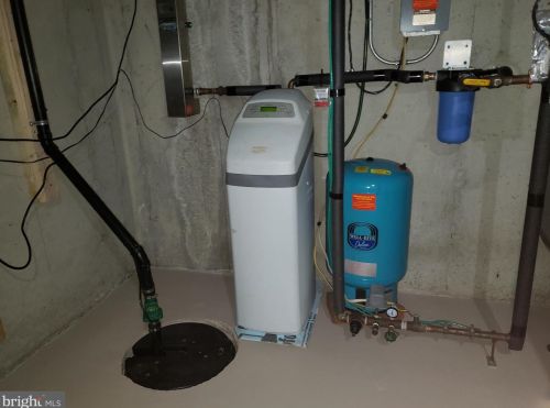 4260 Wyndemere Cir, Schnecksville PA  18078-3527 exterior