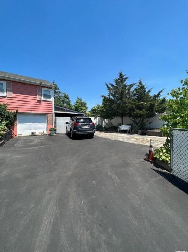 65 Brooklyn Ave, Wheatley Heights, NY 11798-3723