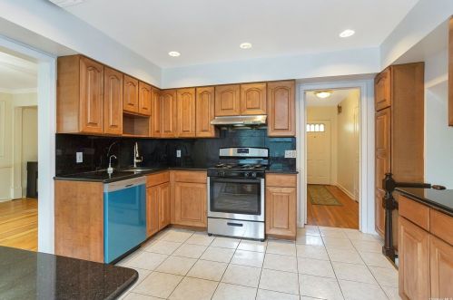 7 Tain Dr, Great Neck, NY 11021-4422