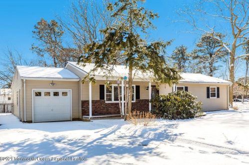 31 Holly Ct, Bricktown, NJ 08723-6923