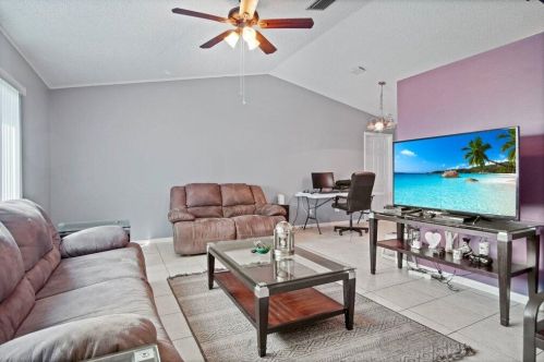 1085 Canary Ter, Fort Pierce FL  34953-1818 exterior