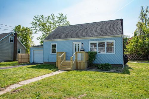 48 Deer St, Wheatley Heights, NY 11798-3302