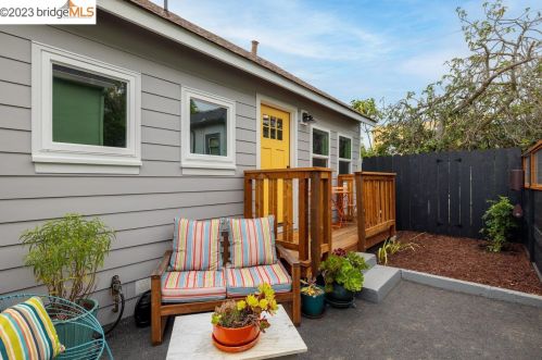 1058 56th St, Oakland CA 94608-2745 exterior