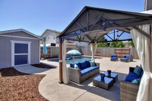 9674 Two Harbors Dr, Elk Grove CA  95624-4491 exterior