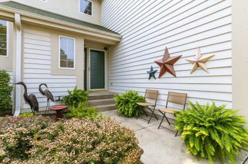 1617 Woodland Dr, Lake Geneva, WI 53147-4962