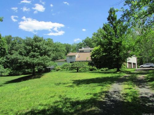 208 Maple Rd, Cornwall Hud, NY 12520-1826